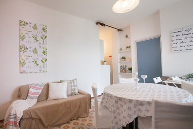 Immagine di un piccolo soggiorno stile marinaro aperto con pareti bianche, pavimento con piastrelle in ceramica e nessun camino