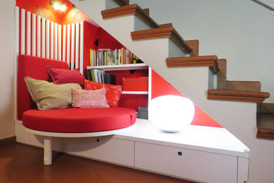 Foto di un soggiorno minimalista con pareti rosse