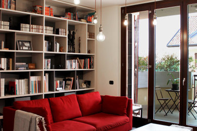 Diseño de salón abierto contemporáneo grande con paredes blancas, suelo de baldosas de porcelana, televisor colgado en la pared y suelo gris