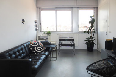 Imagen de salón abierto escandinavo de tamaño medio con paredes blancas, suelo de cemento y suelo gris