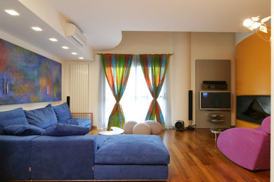 Foto di un soggiorno minimal di medie dimensioni e aperto con pareti arancioni, pavimento in legno massello medio, parete attrezzata e pavimento marrone