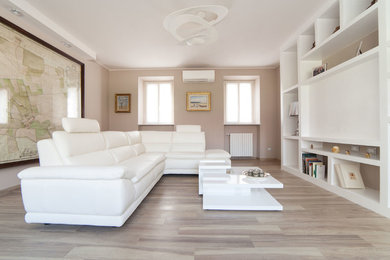 Immagine di un soggiorno minimalista di medie dimensioni e chiuso con libreria e pavimento in gres porcellanato