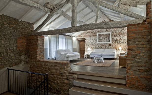 Farmhouse Living Room by Fabio Carria Architetto