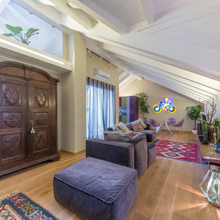 Idee per un soggiorno boho chic di medie dimensioni e stile loft con sala formale, pareti beige, pavimento in legno massello medio, parete attrezzata e pavimento beige