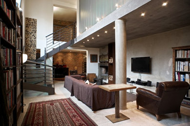 Diseño de sala de estar abierta bohemia de tamaño medio con paredes blancas, suelo de cemento, chimenea lineal y marco de chimenea de piedra