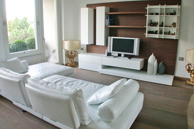 Imagen de salón abierto moderno grande con suelo de madera oscura