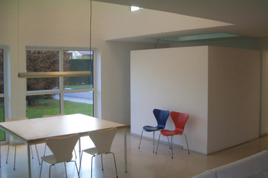 Esempio di un grande soggiorno design aperto con pareti bianche e pavimento in legno verniciato