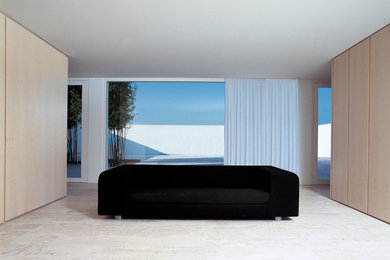 Idee per un ampio soggiorno design aperto con pareti bianche