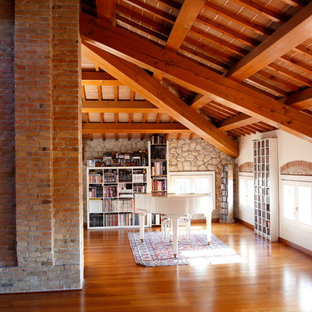 Foto di un soggiorno tradizionale aperto con sala della musica, pavimento in legno massello medio e pavimento marrone