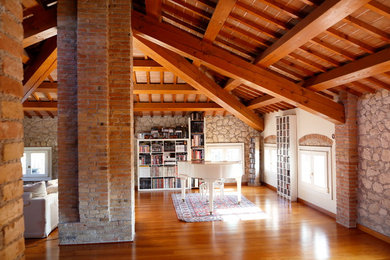 Inspiration pour une salle de séjour traditionnelle ouverte avec une salle de musique, un sol en bois brun et un sol marron.
