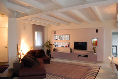 Mittelgroßes Modernes Wohnzimmer mit hellem Holzboden in Sonstige