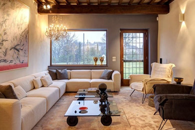 Ispirazione per un soggiorno moderno di medie dimensioni e chiuso con pareti beige