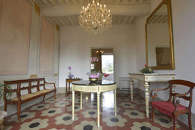 Imagen de sala de estar clásica con suelo de baldosas de terracota