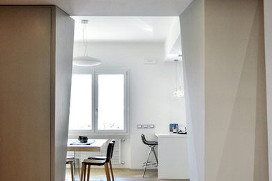 Foto di un soggiorno design aperto con pareti bianche e parquet chiaro