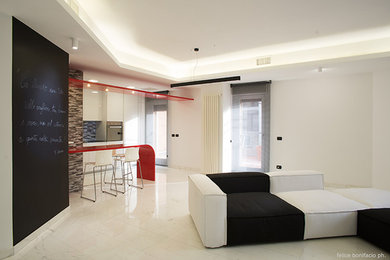 Foto di un soggiorno moderno di medie dimensioni e aperto con pareti bianche e pavimento bianco