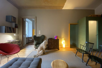 Immagine di un ampio soggiorno eclettico stile loft con sala formale, pareti multicolore e pavimento in legno massello medio