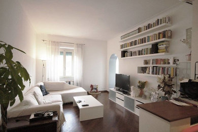 Immagine di un soggiorno contemporaneo di medie dimensioni e aperto con pareti bianche e parete attrezzata