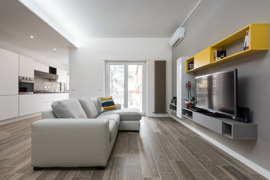 Immagine di un soggiorno design aperto con pareti grigie e parete attrezzata