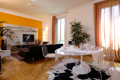 Esempio di un soggiorno minimalista di medie dimensioni e aperto con TV a parete