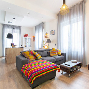 Esempio di un soggiorno scandinavo aperto con pareti bianche, parquet chiaro e pavimento beige