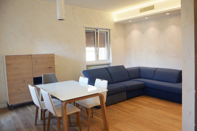 Idee per un soggiorno contemporaneo con pareti grigie e pavimento in legno massello medio