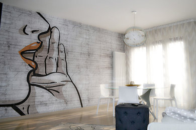 Immagine di un soggiorno design aperto con pareti grigie, pavimento con piastrelle in ceramica, porta TV ad angolo e pavimento beige