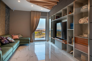 Diseño de sala de estar cerrada contemporánea con paredes multicolor, suelo de mármol y suelo multicolor