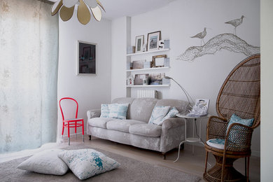 Esempio di un soggiorno boho chic aperto e di medie dimensioni con pareti bianche e pavimento in legno verniciato