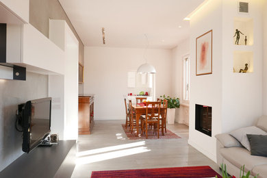 Idee per un soggiorno minimalista di medie dimensioni con pareti grigie, parquet chiaro, stufa a legna, cornice del camino in intonaco, TV a parete e pavimento grigio