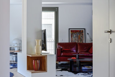 Cette image montre un salon design avec un mur blanc, parquet clair et un téléviseur encastré.