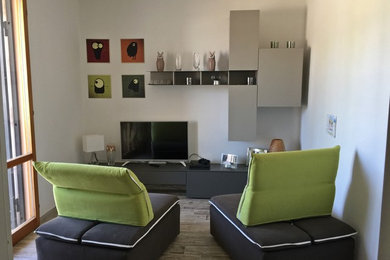 Ispirazione per un piccolo soggiorno minimalista chiuso con sala giochi, pareti bianche, pavimento in gres porcellanato e TV autoportante
