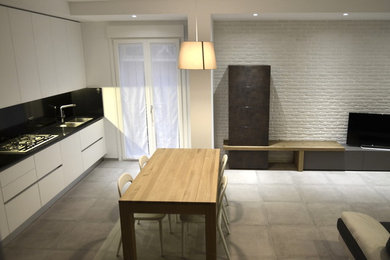 Immagine di un soggiorno design con pavimento in gres porcellanato
