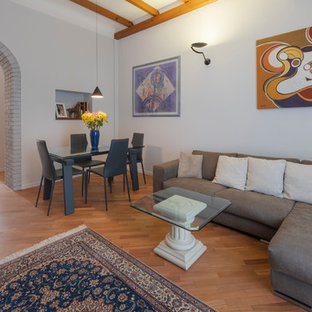 Idee per un soggiorno design chiuso con pareti bianche, pavimento in legno massello medio e pavimento marrone
