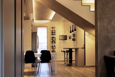 Esempio di un piccolo soggiorno moderno chiuso con pareti beige e pavimento in gres porcellanato