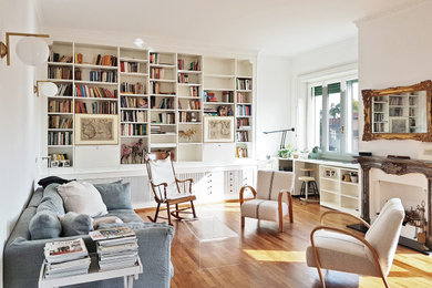 Immagine di un grande soggiorno moderno con pareti bianche e parquet chiaro