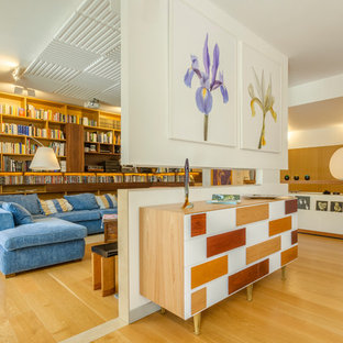 Idee per un soggiorno contemporaneo aperto con libreria, pareti bianche, pavimento in legno massello medio e pavimento marrone