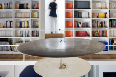 Ispirazione per un soggiorno minimalista con libreria