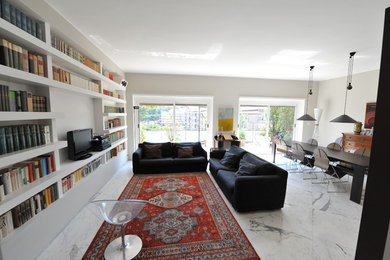 Idee per un grande soggiorno design aperto con libreria, pareti grigie, pavimento in marmo e pavimento bianco