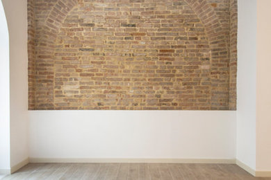 Ispirazione per un soggiorno classico di medie dimensioni e aperto con pareti bianche, pavimento in gres porcellanato e pavimento marrone