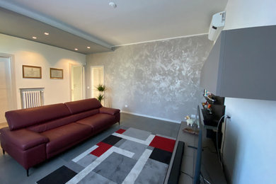 Foto di un soggiorno contemporaneo di medie dimensioni e aperto con pareti bianche, pavimento in gres porcellanato, parete attrezzata e pavimento grigio
