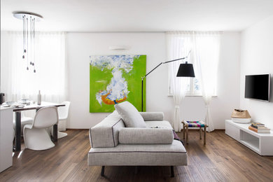 Ispirazione per un soggiorno minimal di medie dimensioni e aperto con pareti beige, parquet scuro e TV a parete