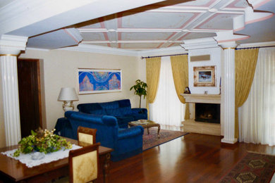 Foto di un grande soggiorno chic aperto con pareti gialle, parquet scuro, camino classico, cornice del camino in pietra, TV autoportante e pavimento marrone