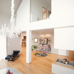 Inspiration pour une très grand salle de séjour nordique ouverte avec un mur blanc et un sol en bois clair.