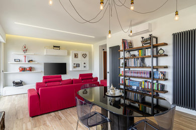 Immagine di un grande soggiorno moderno aperto con libreria, pareti bianche, pavimento in gres porcellanato, TV a parete e pavimento beige