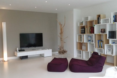 Foto di un grande soggiorno minimalista aperto con libreria, pareti bianche e TV a parete