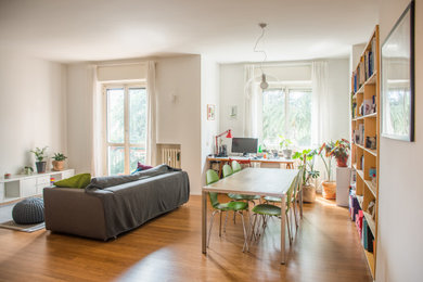 Immagine di un soggiorno minimalista di medie dimensioni e aperto con pavimento in bambù