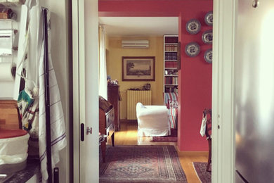 Foto di un soggiorno tradizionale di medie dimensioni con parquet chiaro