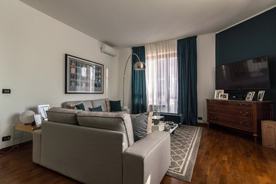 Immagine di un soggiorno minimalista di medie dimensioni e chiuso con parquet scuro e pavimento marrone