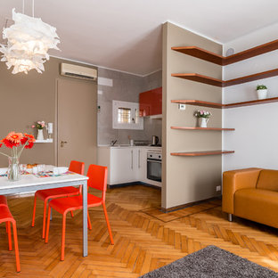 Immagine di un soggiorno design aperto con pareti marroni e pavimento in legno massello medio