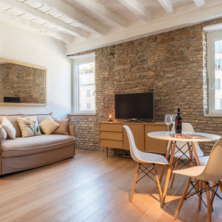 Ispirazione per un soggiorno mediterraneo aperto con pareti bianche, parquet chiaro, pavimento beige, nessun camino e TV autoportante